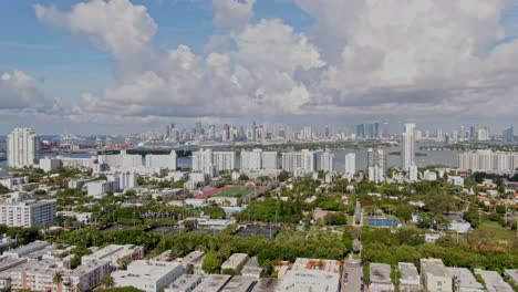 edificios de la ciudad de miami y horizonte en un día soleado, efecto de alejamiento de muñeca
