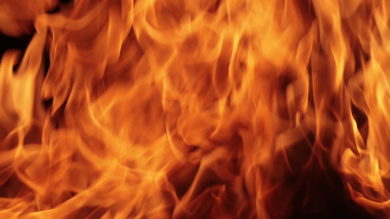 llamas de fuego sobre fondo negro en cámara lenta