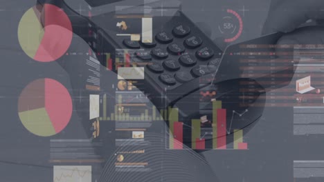 animación de gráficos y datos financieros sobre la mano de un hombre caucásico que posee un terminal de pago