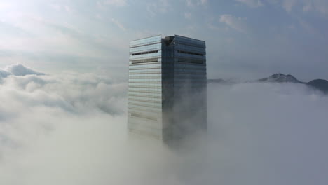 Schwenkaufnahme-Des-ICC-Wolkenkratzers-In-Hongkong-Mit-Hellem-Sonnenlicht-In-Tief-Hängenden-Morgenwolken