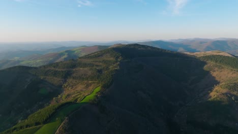 un valle de montañas exuberantemente verde en os ancares - comarca en lugo, galiza, españa