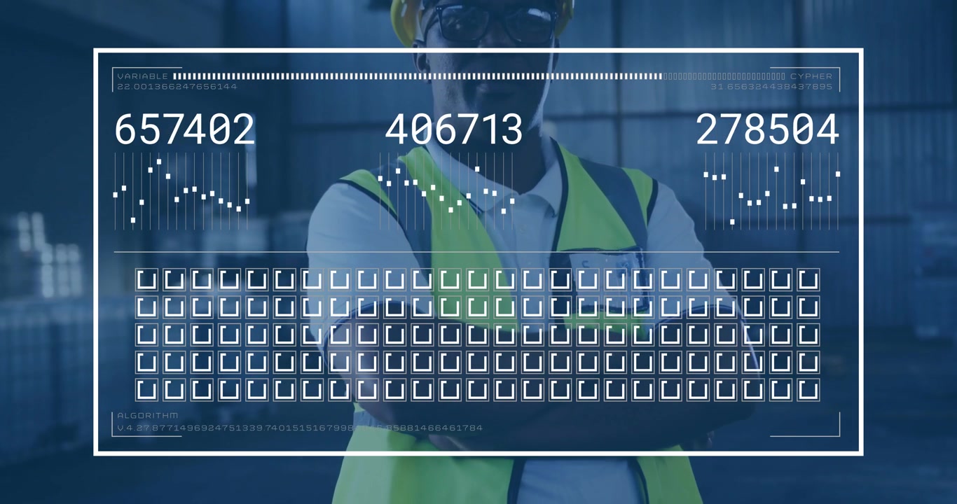 Supervisore di magazzino che indossa un gilet ad alta visibilità e un berretto, monitorando un overlay che appare aggiornando le analisi