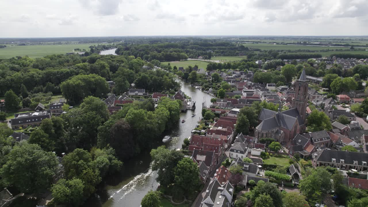 vista aérea del tradicional pueblo holandés loenen aan de vecht, iglesia junto al río