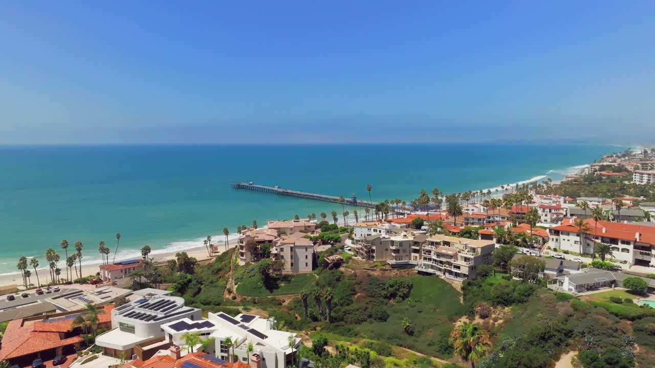 con vistas a la costa y el largo muelle de madera de san clemente en el condado de orange, california
