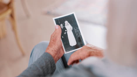 Foto,-Erinnerung-Und-Alte-Frau-Im-Haus-Erinnern-Sich