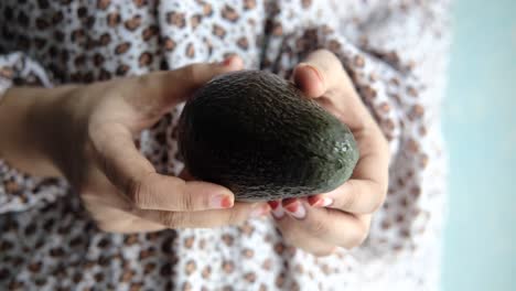 mujer con un aguacate