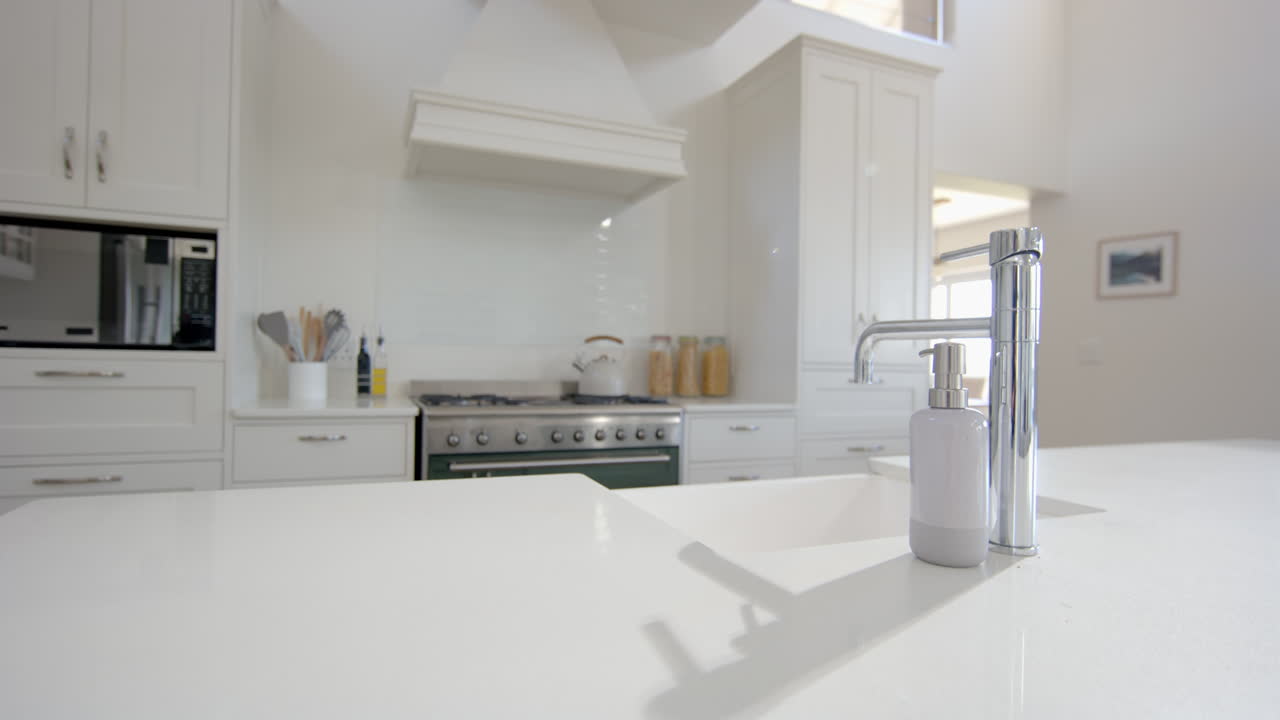 은 집에서 싱크대와 가구가 있는 부 섬