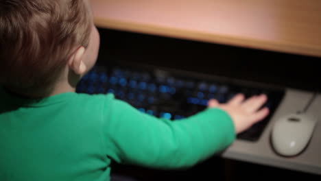 Un-Niño-De-Dos-Años-Está-Jugando-Con-El-Teclado.