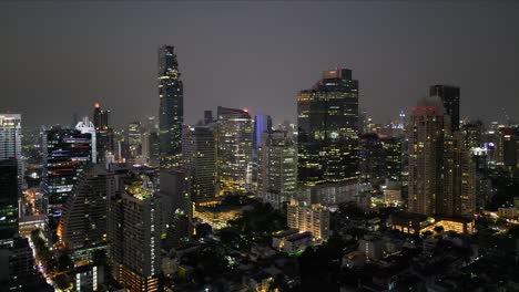 contaminación lumínica brillante ciudad ocupada iluminada por la noche, vista de drones de la ciudad de bangkok por la noche, imágenes cinematográficas de drones aéreos