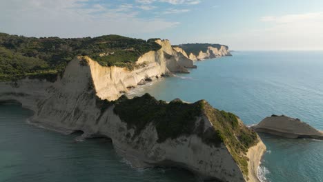 Wunderschöner-Drohnenflug-über-Den-Klippen-Von-Cape-Drastis-Zur-Goldenen-Stunde