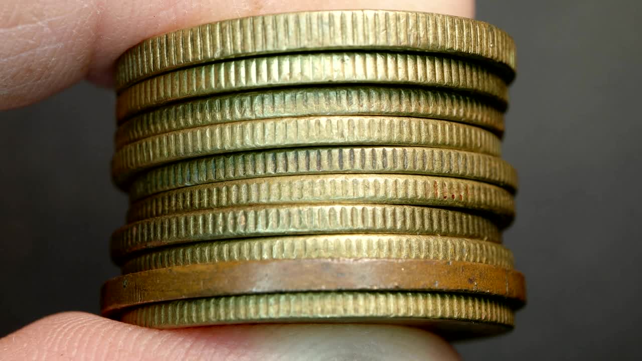 primer plano de monedas muy antiguas
