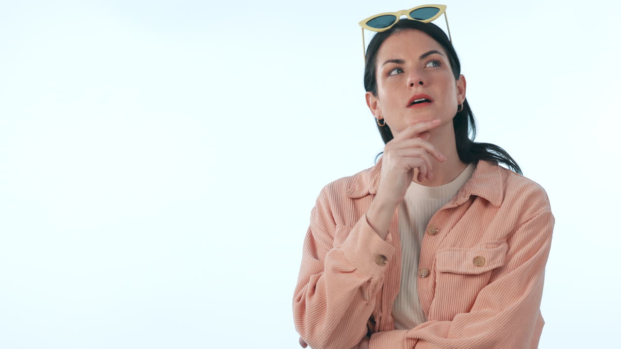 생각, 공간, 그리고 여성이 가리키는 미소