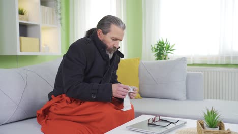 el hombre de ingresos medios no enciende el gas en casa debido a las facturas altas.
