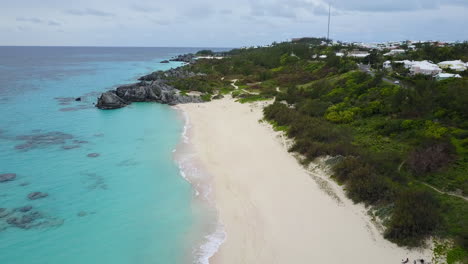 Blaues-Wasserufer-In-Bermuda-An-Einem-Sonnigen-Tag