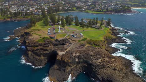 Cars-Parked-Around-Kiama-Harbour-Light-Located-Close-To-Kiama-Blowhole-On-Blowhole-Point-In-NSW,-Australia