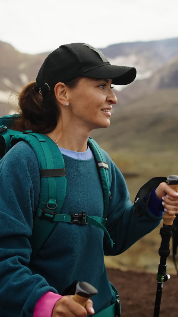 Due donne in escursione con zaini e bastoncini da trekking in montagna
