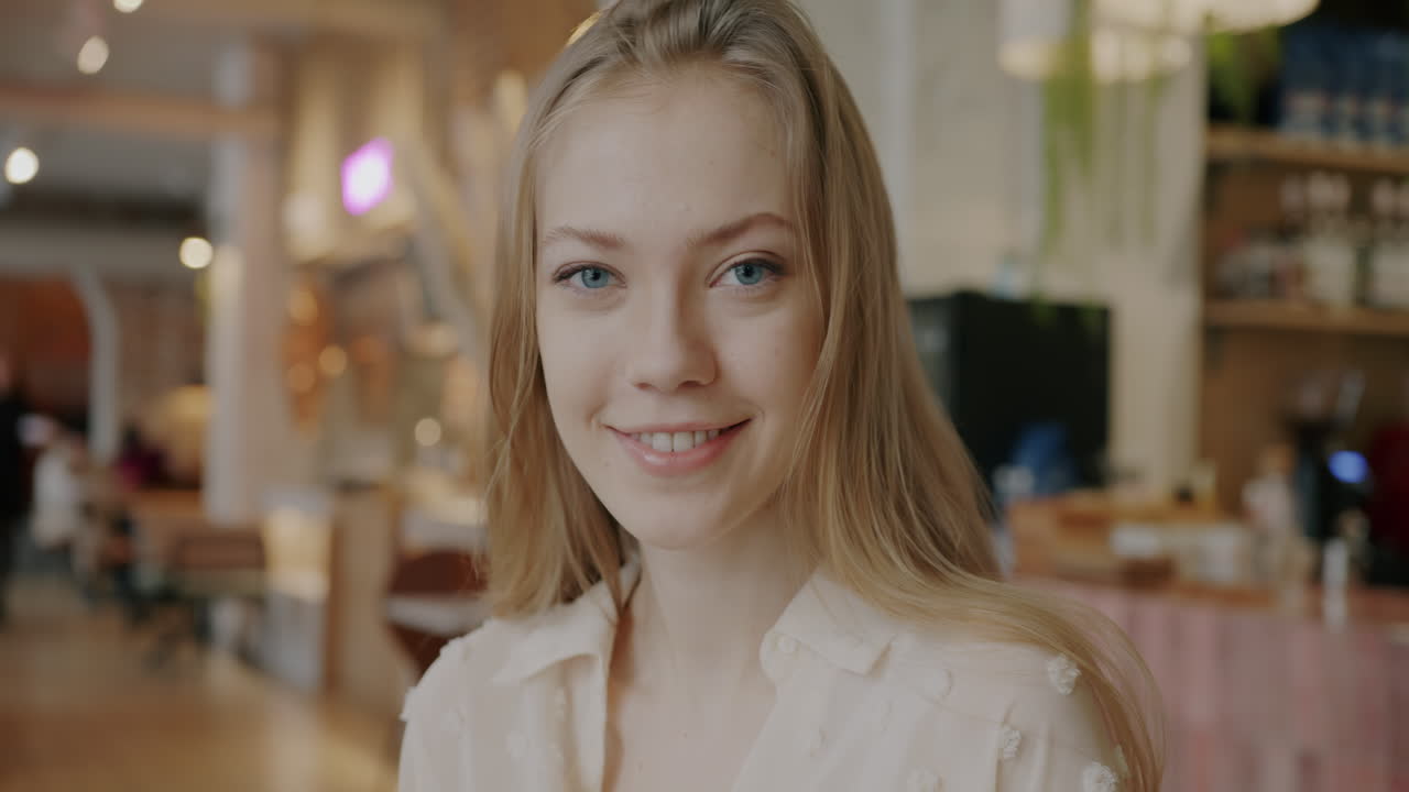 женщина улыбается в кафе.