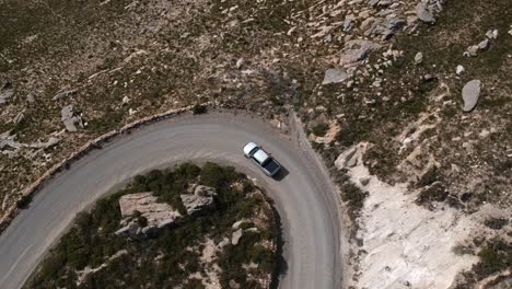 Vehículo-Que-Conduce-Alrededor-De-La-Esquina-De-La-Carretera-En-Un-Paso-De-Montaña