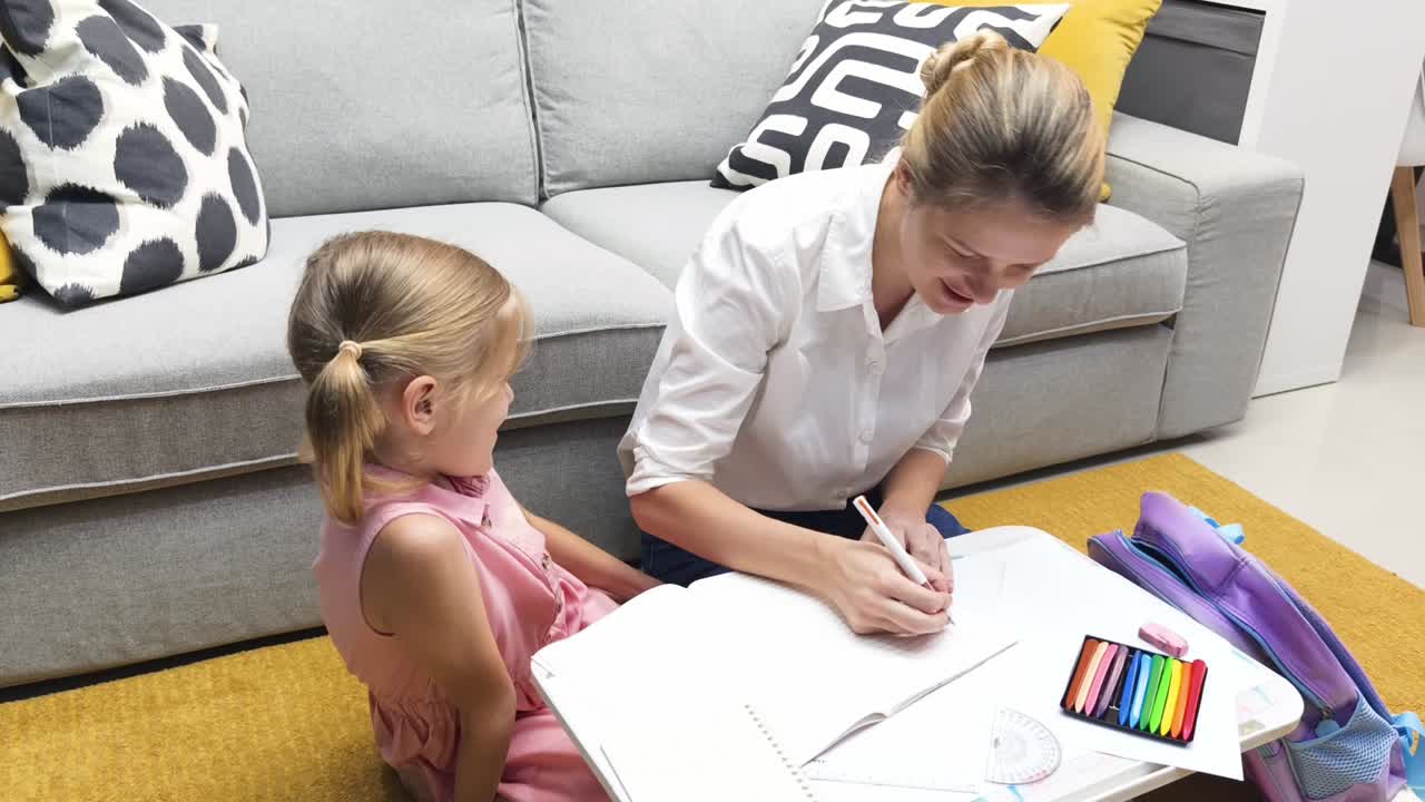 madre e hija haciendo la tarea juntos