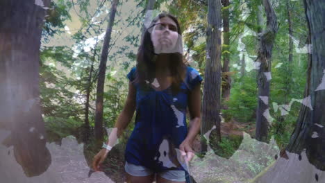 mujer caminando en un bosque