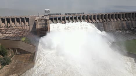 antena baja se inclina a los aliviaderos de presas hidroeléctricas liberando agua de inundación de la presa