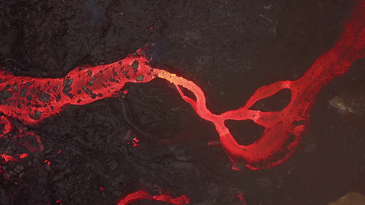 아이슬란드의 메라달리르 계곡을 가로질러 흐르는 용암강의 공중 전망, 파그라달스피알 화산에서 분출