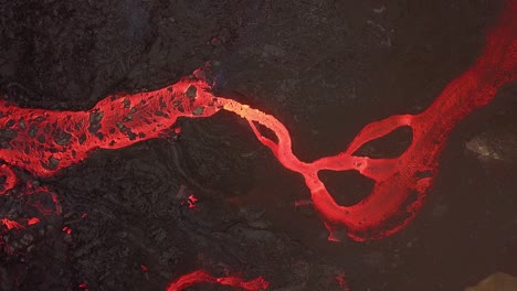 vista aérea sobre un río de lava que fluye a través del valle de meradalir, islandia, saliendo del volcán fagradalsfjall