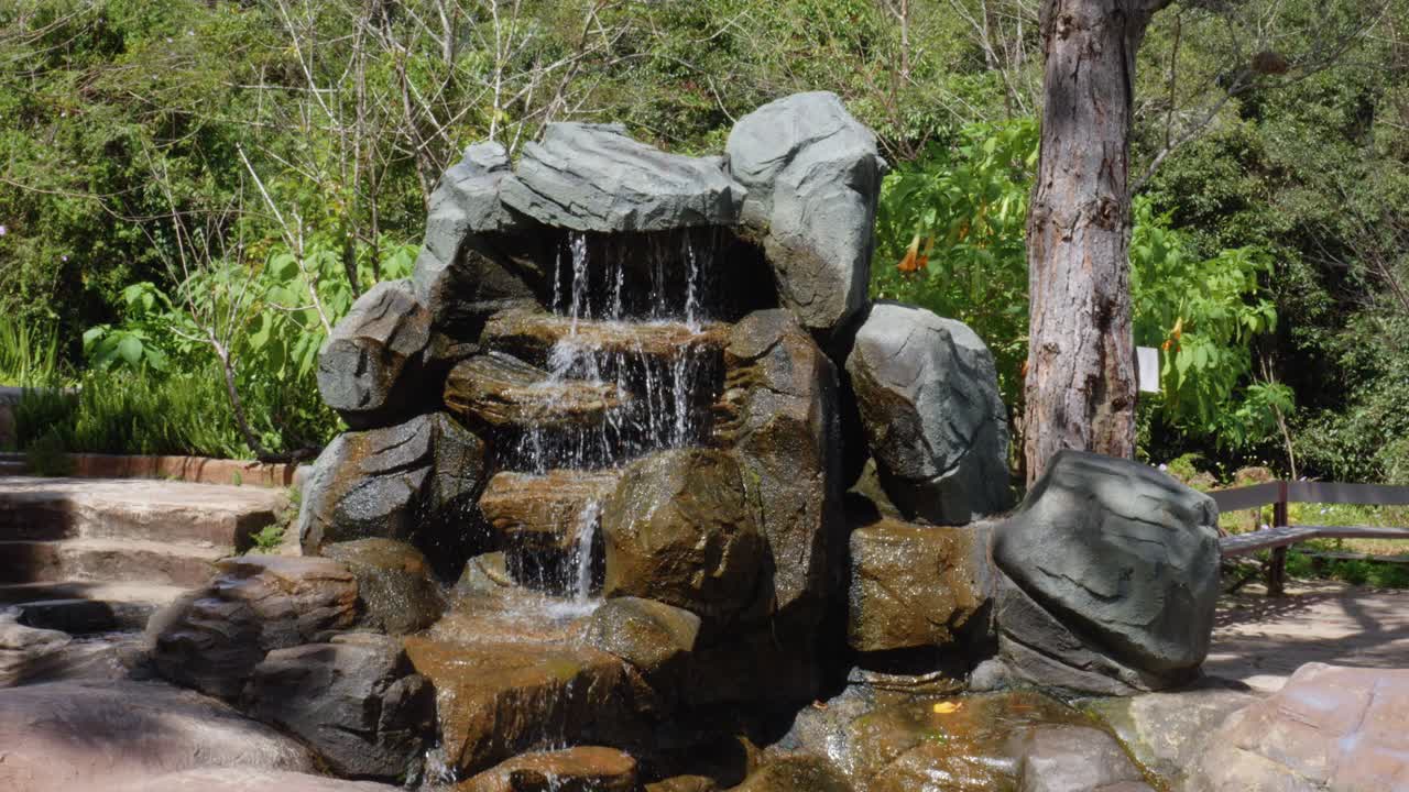 una pequeña fuente hecha de arcilla en el museo de escultura da lat, vietnam