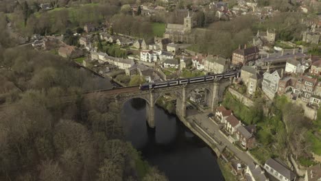 Drohnenaufnahme-Eines-Zuges,-Der-Eine-Brücke-überquert