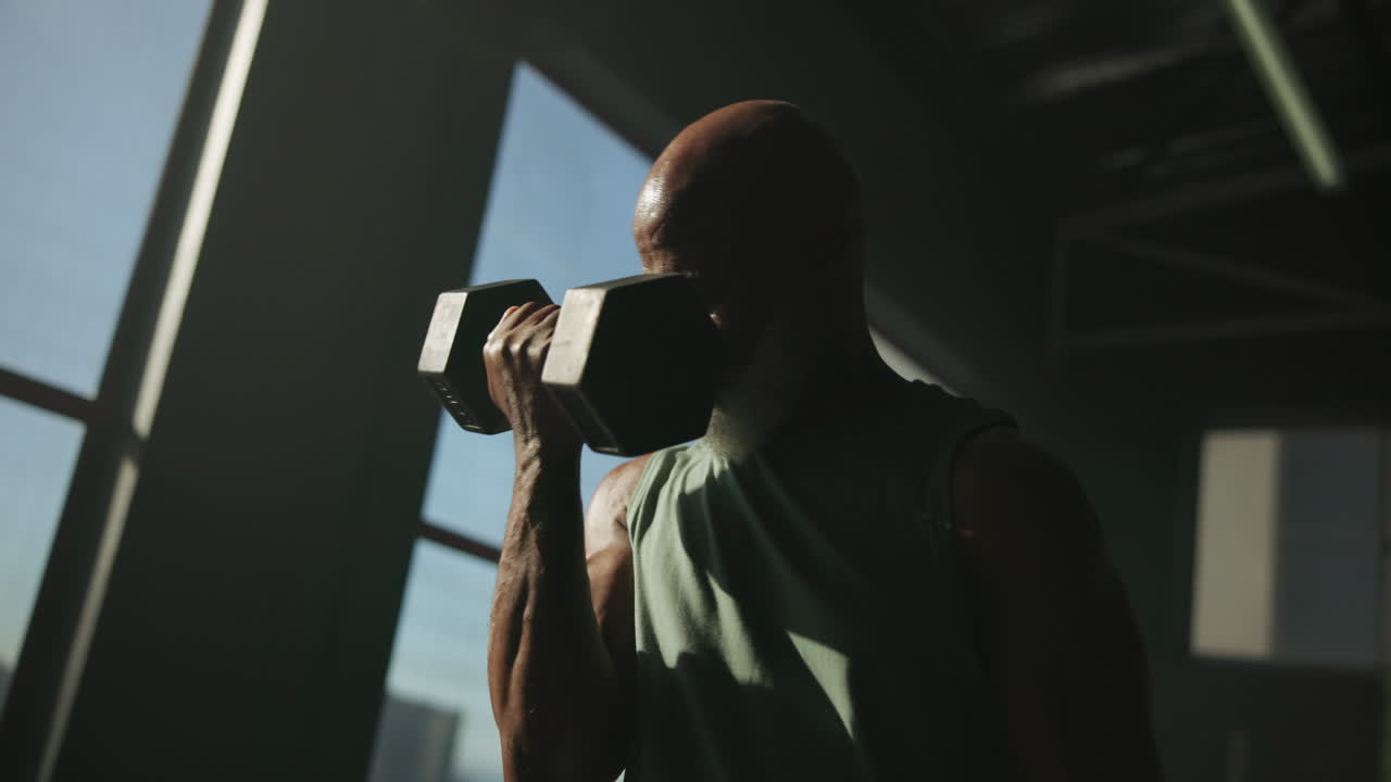 hombre trabajando con pesas en el gimnasio