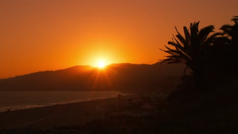 hermosa puesta de sol en la playa en el parque palisades de santa mónica - los ángeles, california