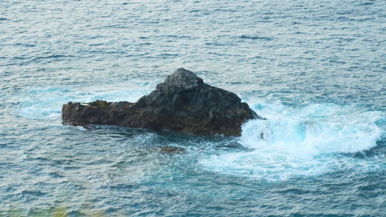 большая скала на поверхности воды в море канарских островов, тенерифе, статическая