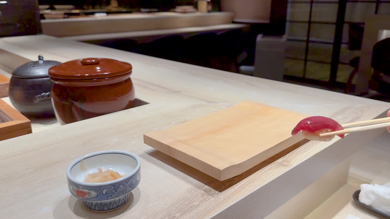 шеф-повар представляет суши с точностью и заботой