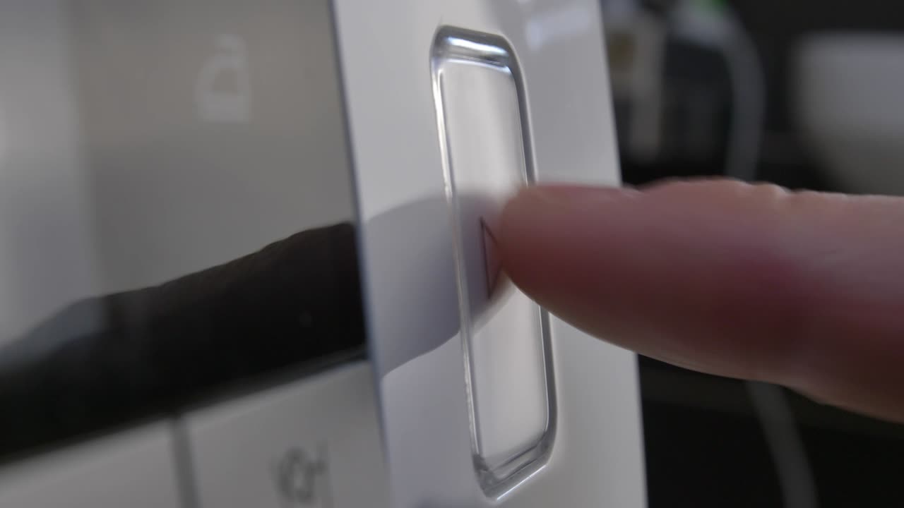 presionar el botón de pausa de reproducción en el dispositivo varias veces de cerca