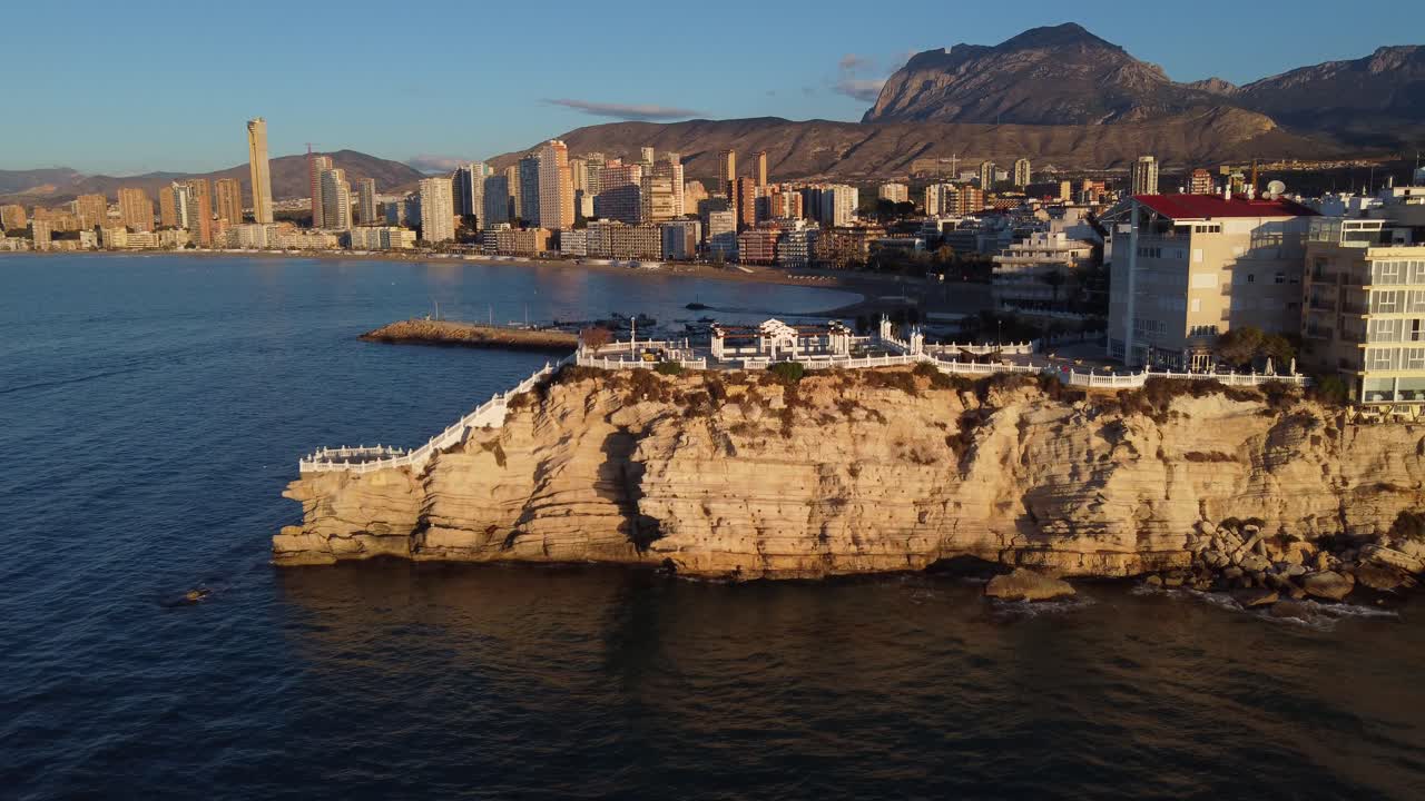 Avvicinamento aereo al famoso belvedere Balcón del Mediterráneo a Benidorm