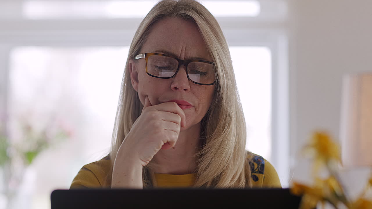 mujer pensando con computadora portátil