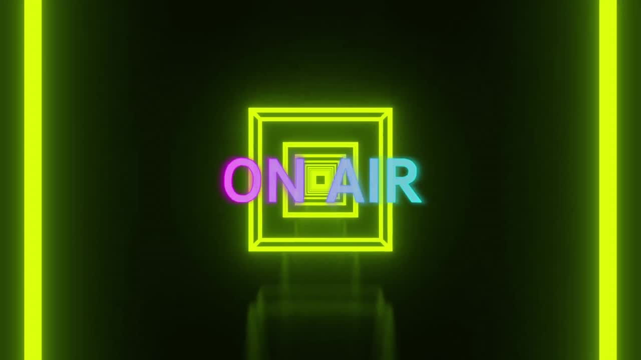 анимация текста на воздухе над неоновыми квадратами на черном фоне