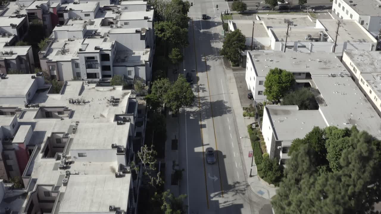 Downtown Burbank, tetti di edifici di isolati urbani, incrocio del traffico, vista aerea a volo d'uccello lungo una strada soleggiata