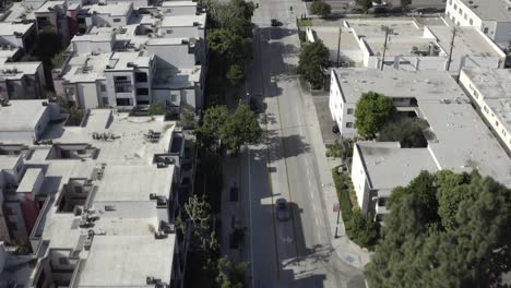 Centro-De-Burbank-Bloques-Urbanos-Edificios-Tejados-Intersección-De-Tráfico-Vista-Aérea-De-Pájaro-Abajo-Calle-Soleada