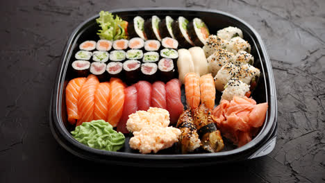 Verschiedene-Sushi-Sorten-Auf-Teller-Oder-Tellerset