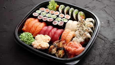 varios tipos de sushi en plato o plato