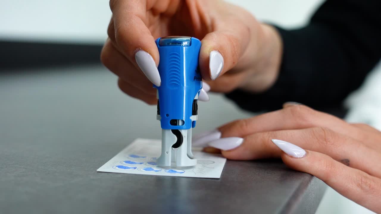 estampación de una tarjeta de cupón en un centro de belleza - toma constante