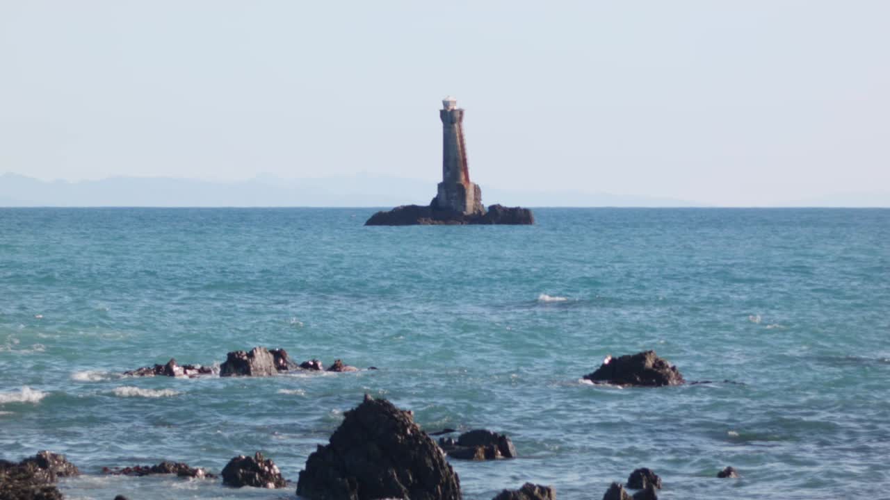 vista desde la playa del faro de karori rock en la costa sur de wellington, nueva zelanda