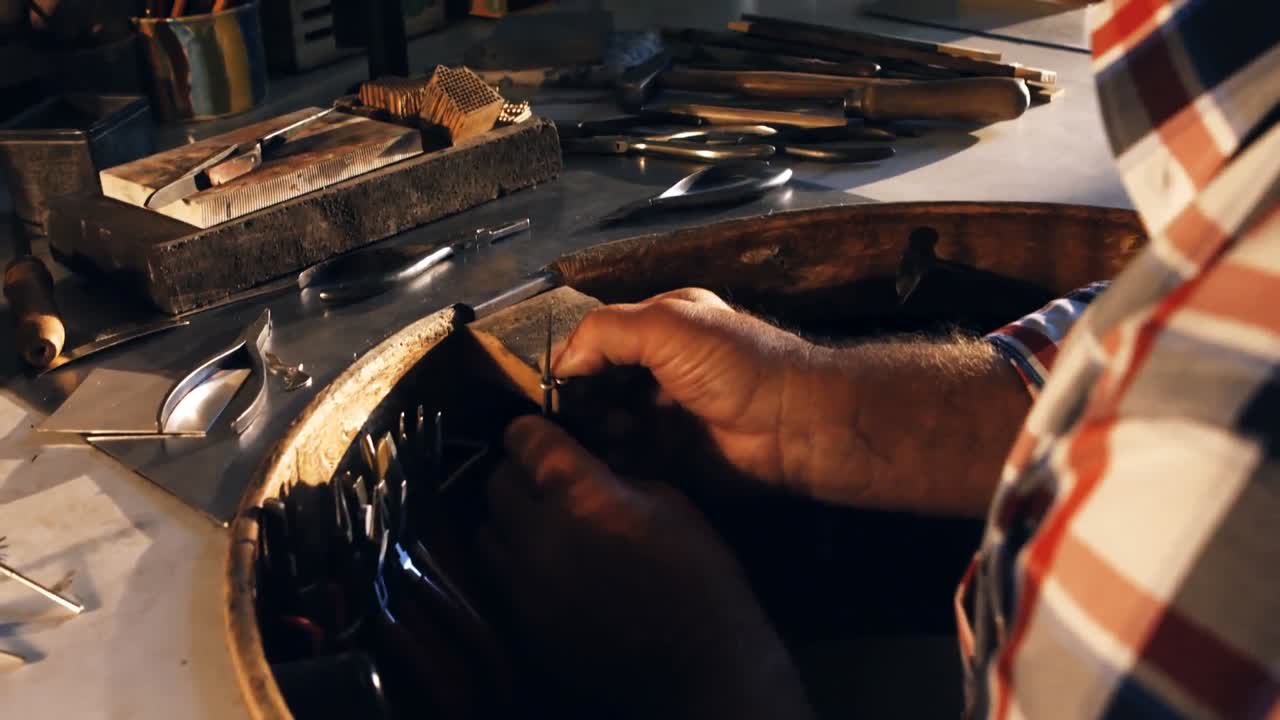 orfebre trabajando en un taller