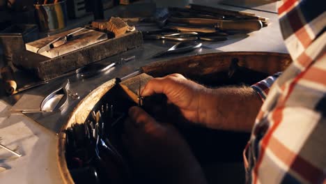 orfebre trabajando en un taller