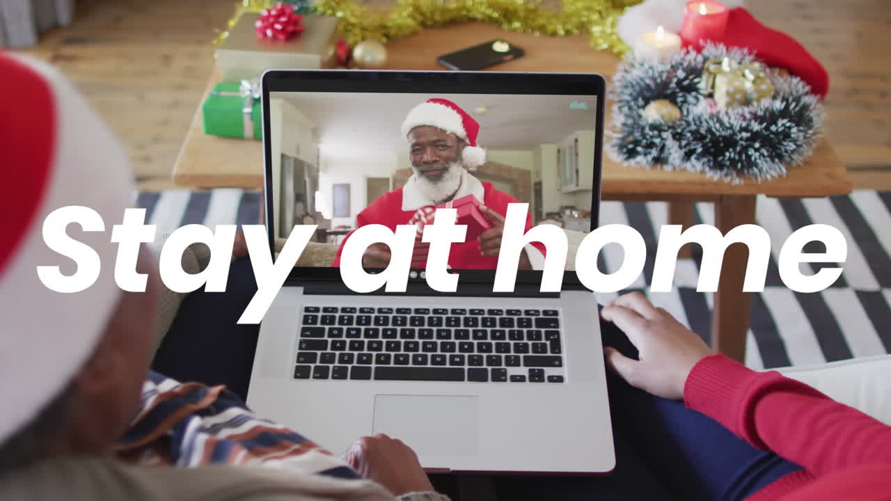 animación de quedarse en casa texto sobre hombre afroamericano haciendo videollama con la familia