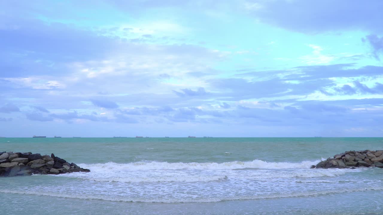 산천 해변의 작은 해변의 파도