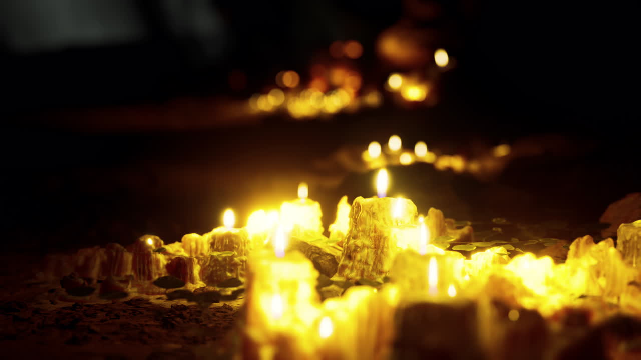 velas ardiendo en la oscuridad