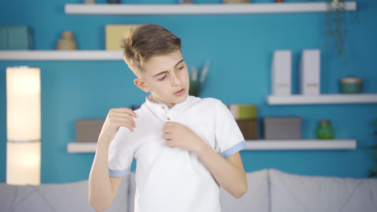 집에서  ⁇ 을 흘리고 질식하는 소년.