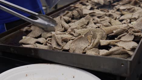 Una-Persona-Asando-Carne-Para-Giroscopios,-Un-Plato-Griego